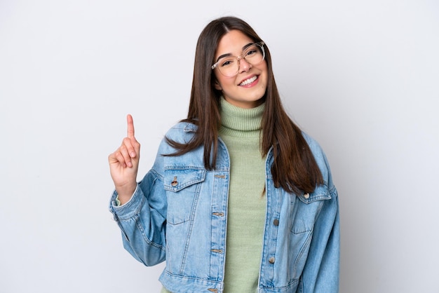 Jeune femme sur fond isolé