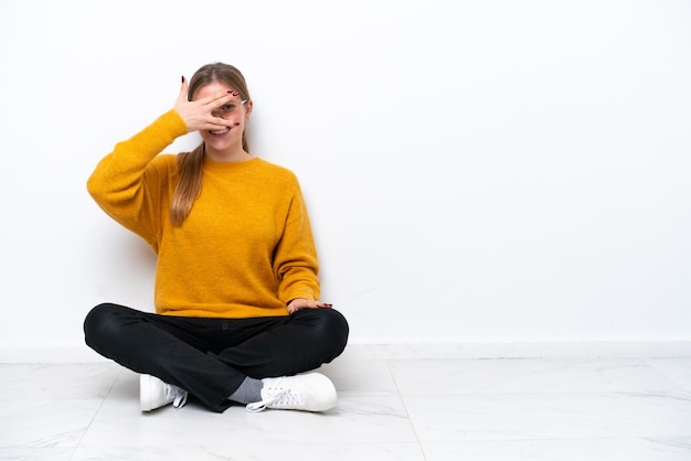 Jeune femme sur fond isolé