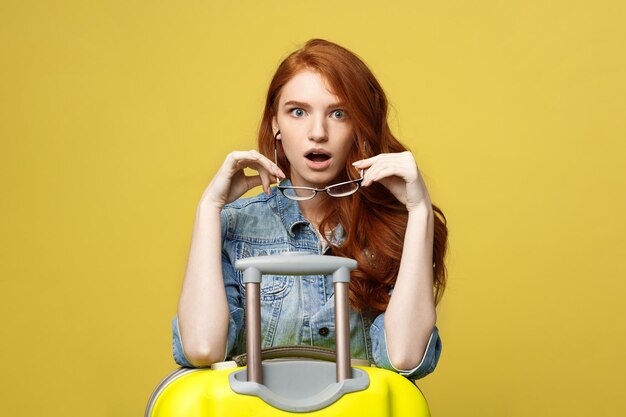 Photo une jeune femme sur un fond jaune