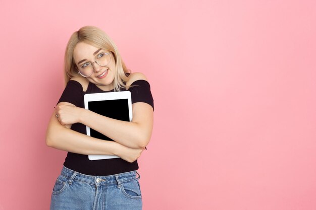 Jeune femme sur fond rose