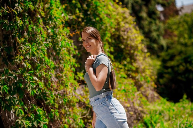 Jeune femme sur le fond de verdure