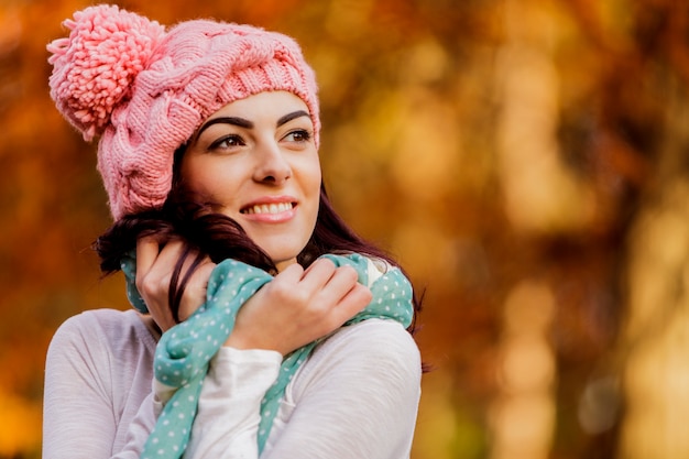 Jeune femme à la forêt d&#39;automne