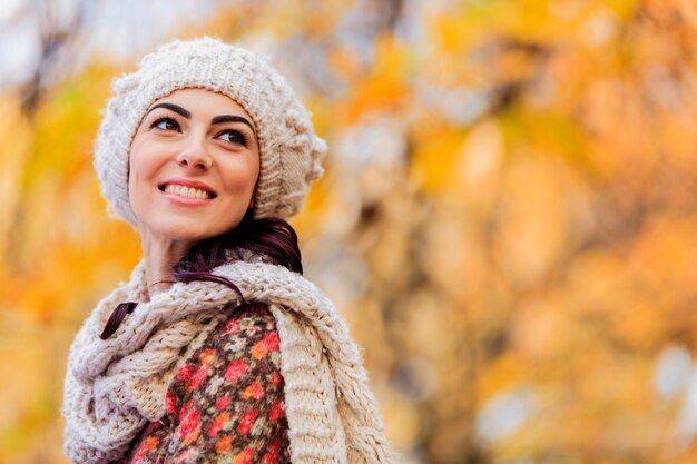 Jeune femme à la forêt d&#39;automne