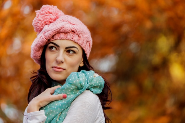 Jeune femme à la forêt d&#39;automne