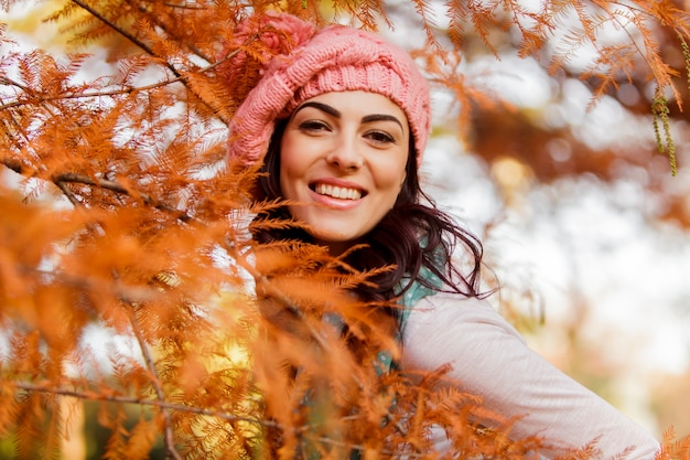 Jeune femme à la forêt d&#39;automne