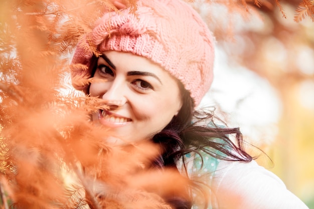 Jeune femme à la forêt d&#39;automne