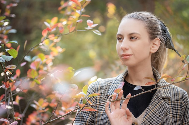 Jeune femme en forêt