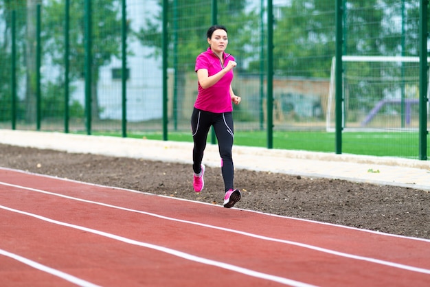 Jeune femme de formation de coureur à l'extérieur