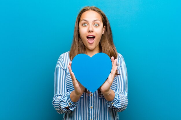 Jeune femme en forme de coeur bleu