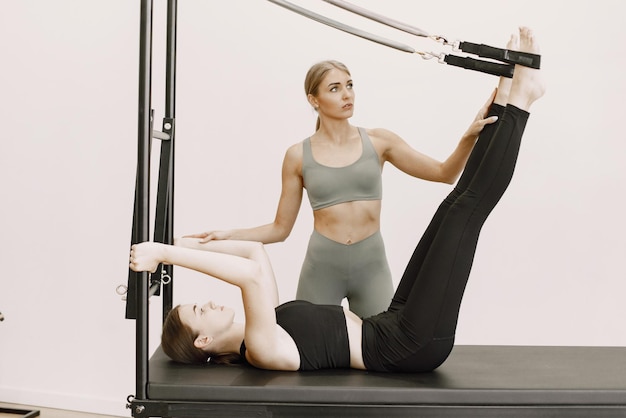 Jeune Femme En Forme Avec Un Entraîneur Féminin En Salle De Sport