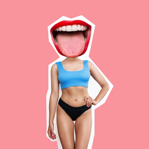 Une jeune femme en forme avec une silhouette élancée dirigée par une énorme bouche avec des lèvres rouges montrant la langue