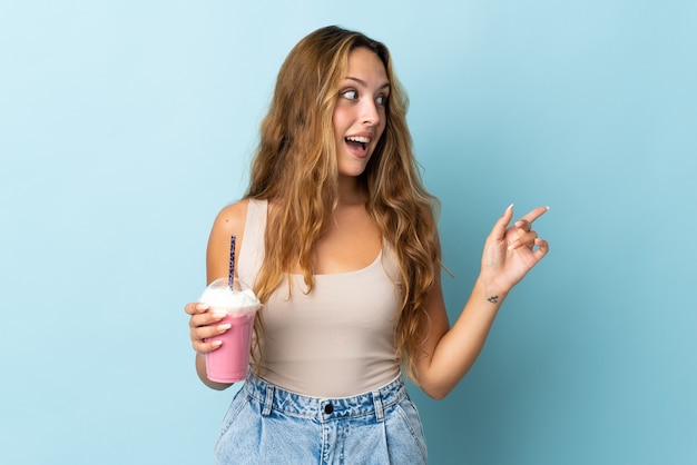 Jeune femme, à, fraise, milkshake, isolé