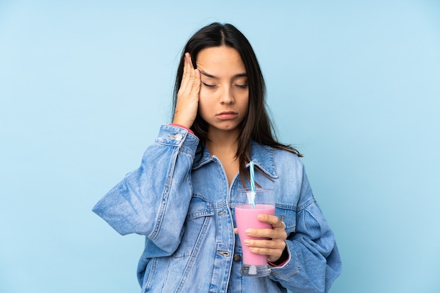 Jeune femme, à, fraise, milkshake, isolé