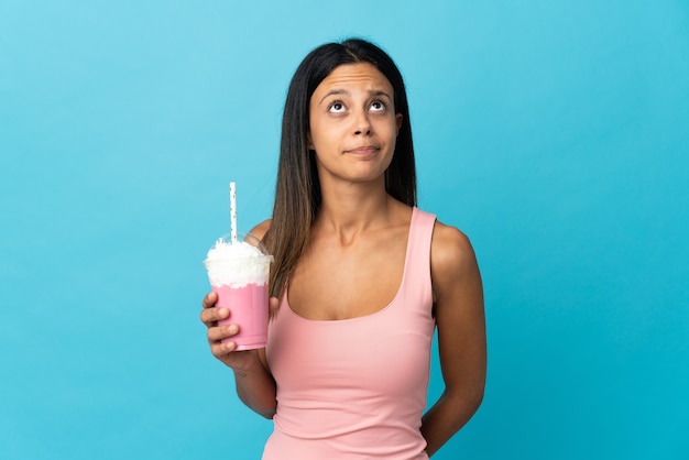 Jeune femme, à, fraise, milkshake, et, recherche