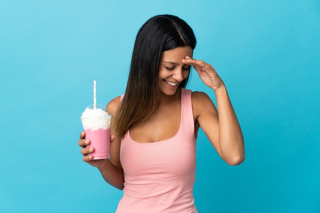 Jeune femme, à, fraise, milkshake, rire