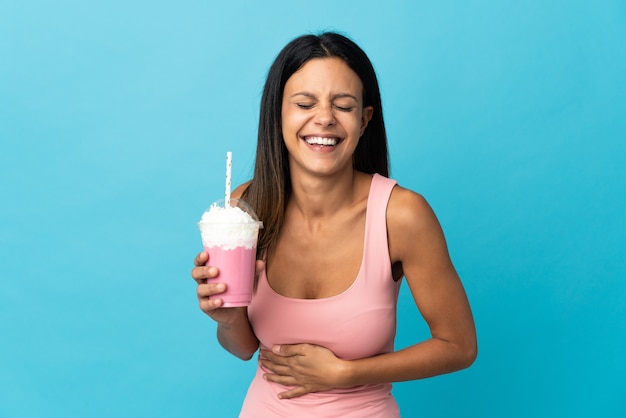 Jeune femme, à, fraise, milkshake, sourire, beaucoup