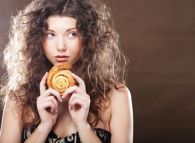 Jeune femme frisée avec un gâteau