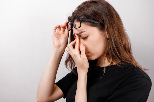 Jeune, Femme, Frottement, Yeux, Isolé, Blanc