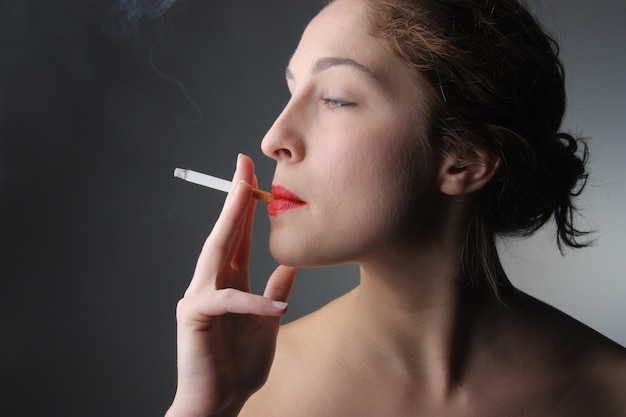 Jeune femme fumant une cigarette