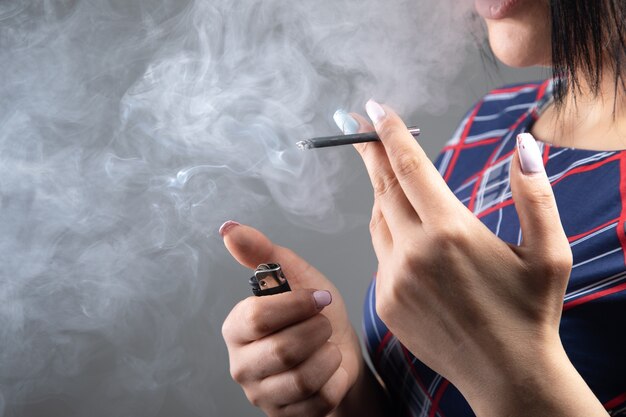 Photo la jeune femme fume une cigarette