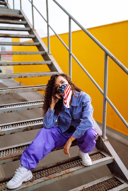 Photo jeune femme funky avec bandana américain dansant seule dans la ruedanse sportive et culture urbaine