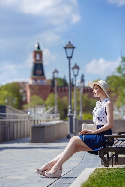 Jeune femme gaie attirante marchant dans la ville. L'été à Moscou, une promenade dans le parc principal de la ville de Zaryadye