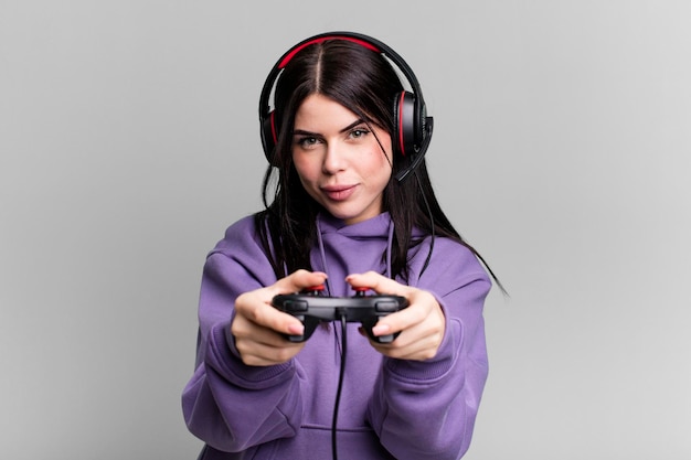 Jeune femme gamer avec un casque et un contrôleur