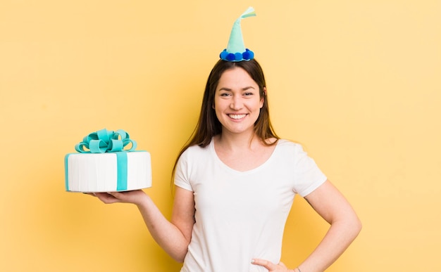 Jeune femme avec un gâteau d'anniversaire