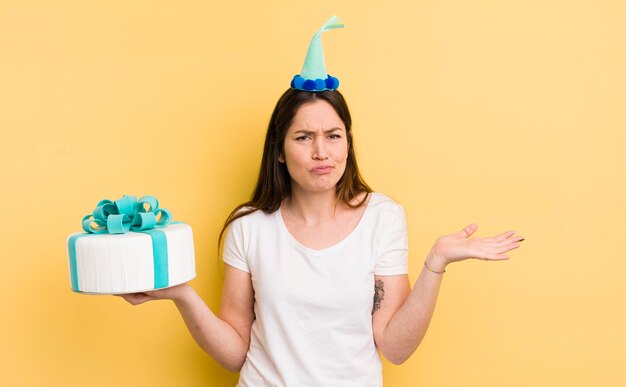 Jeune femme avec un gâteau d'anniversaire