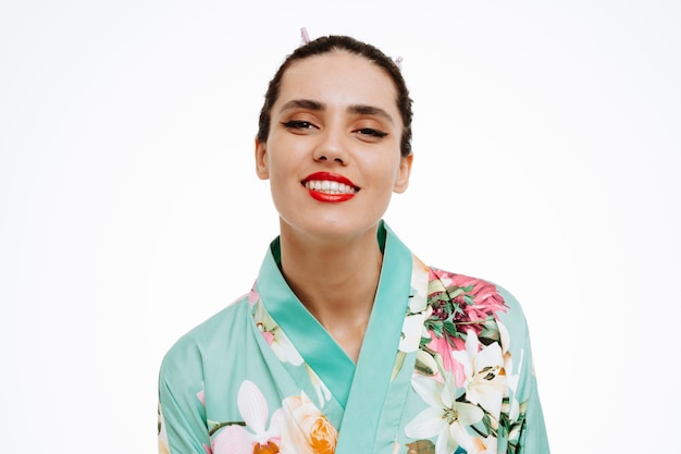 Jeune femme geisha en kimono japonais traditionnel heureux et heureux souriant largement sur blanc