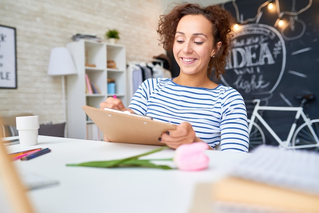 Jeune femme générant des idées créatives