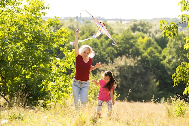 jeune femme, et, girl, voler cerf-volant