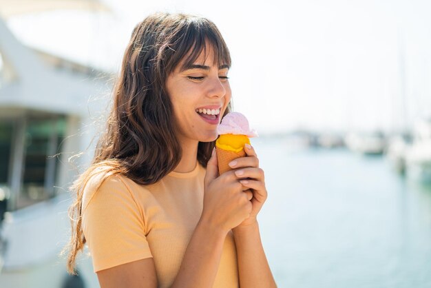 Jeune femme avec une glace au cornet à l'extérieur