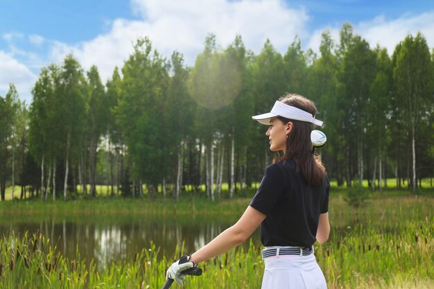 jeune femme, sur, golf, vue arrière