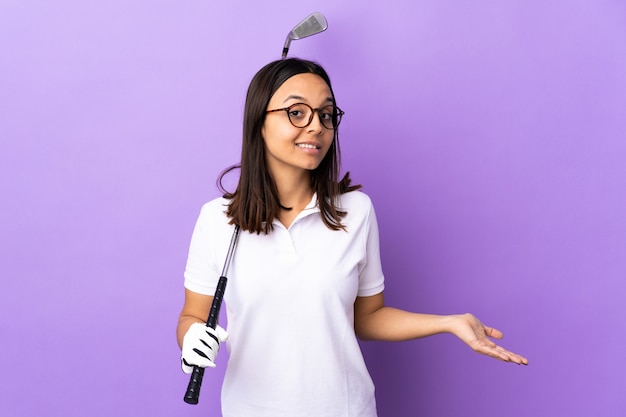 Jeune femme golfeur sur mur coloré heureux et souriant