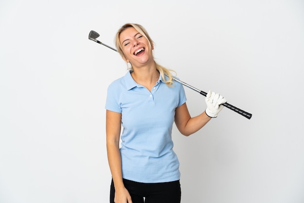 Jeune femme golfeur russe isolé sur fond blanc en riant