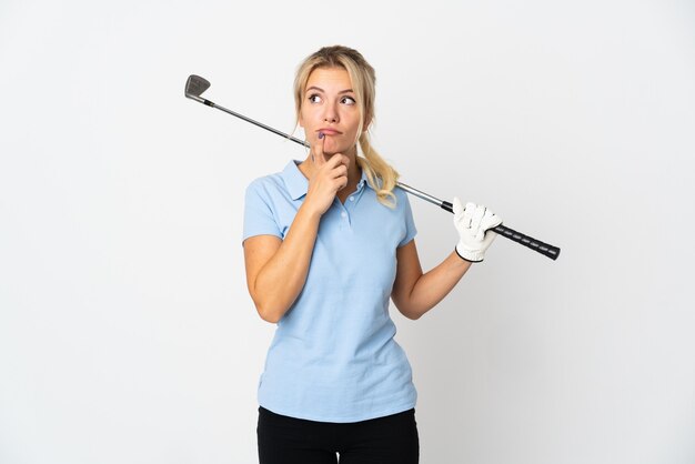 Jeune femme de golfeur russe isolée sur fond blanc ayant des doutes tout en levant les yeux