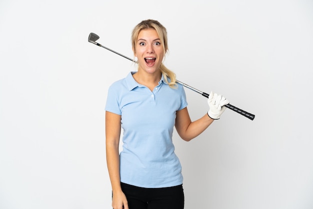 Jeune femme de golfeur russe isolée sur fond blanc avec une expression faciale surprise