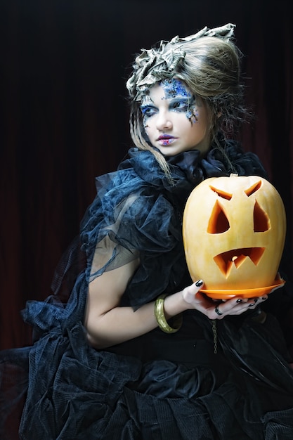 Jeune femme gothique avec citrouille