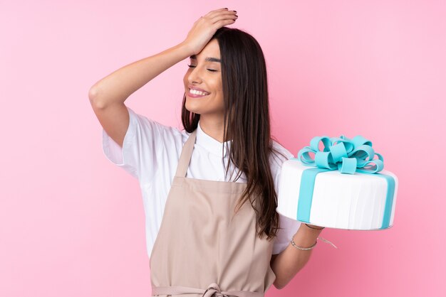 Jeune femme avec un gros gâteau a réalisé quelque chose et a l'intention de la solution