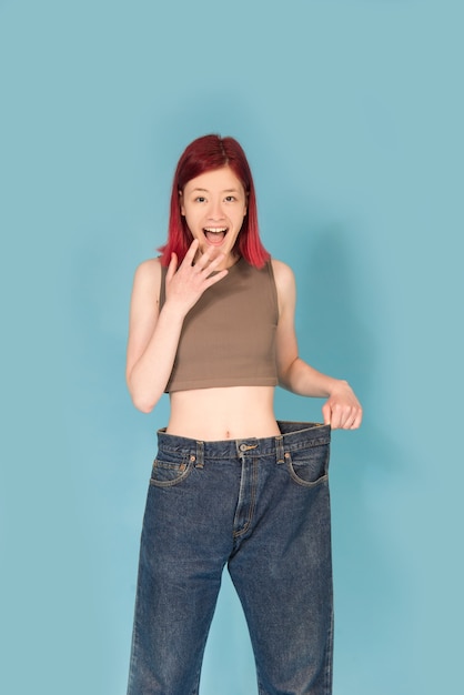 Jeune femme en gros jeans