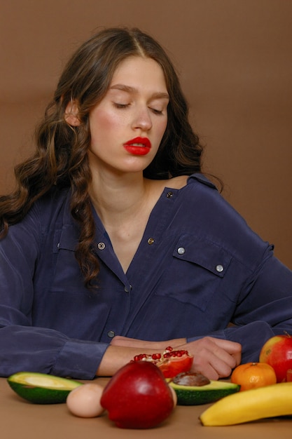 Jeune femme en groupe de fruits. Concept de soins de santé et de nutrition saine. rouge à lèvres