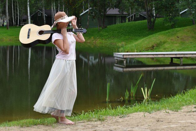 Jeune, femme, guitare, nature