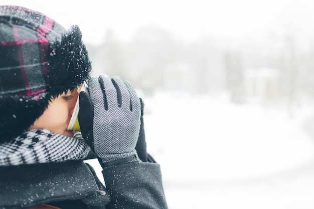 Photo jeune, femme, habillé, chaud, manteau