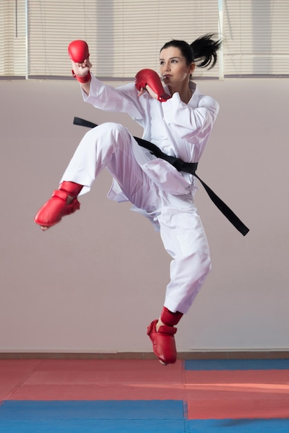 Jeune femme habillée en kimono traditionnel