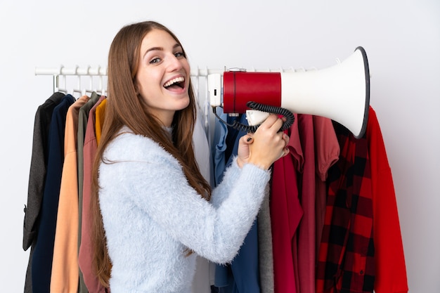 Jeune, femme, habillement, magasin, tenue, mégaphone