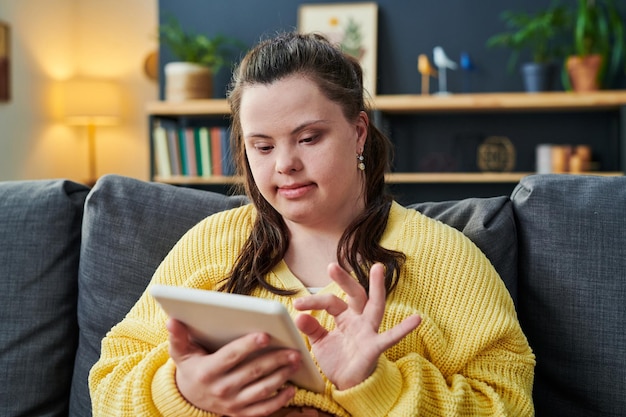 Jeune femme handicapée à l'aide de tablette