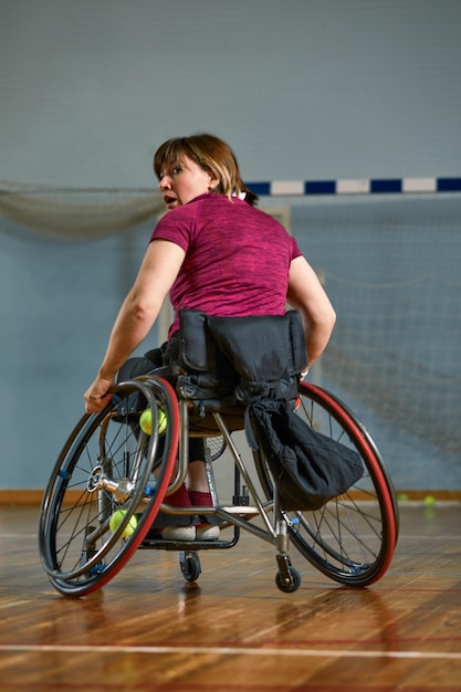 Jeune femme handicapée en fauteuil roulant, jouer au tennis sur un court de tennis