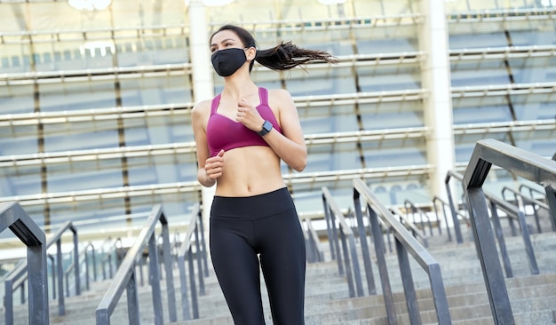 Jeune femme en haut de sport et leggings jogging