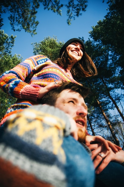 Photo une jeune femme heureuse avec un ami.